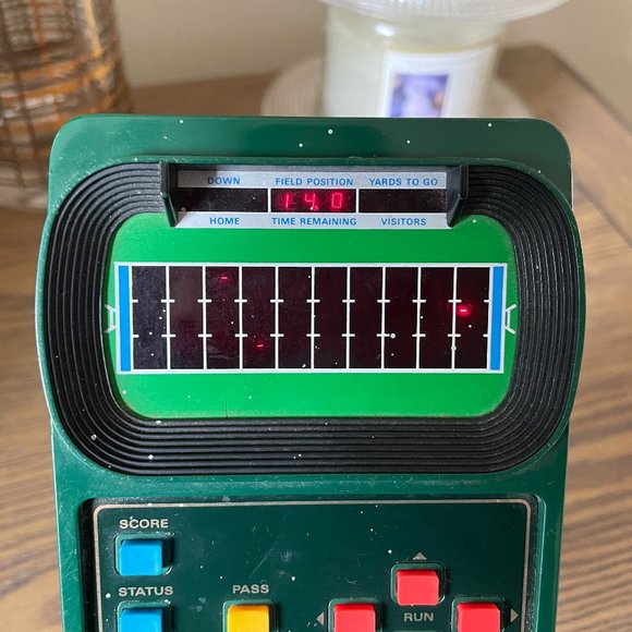 1978 FOOTBALL 2 - Hand Held Video Game - Mattel Inc. - Picture 9 of 13